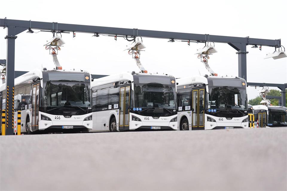 Nach zwei Tagen Stillstand fahren die Busse wieder aus den Depots. Marcus Brandt/dpa