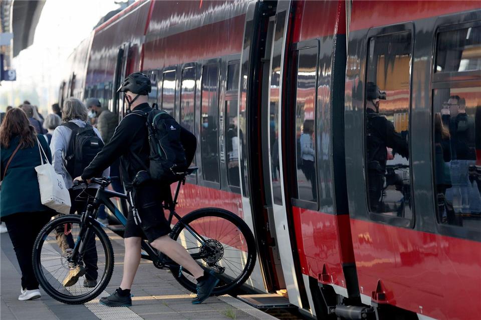 Nach zwei Wochen ist die Strecke zwischen Rostock und Warnemünde wieder frei. (Symbolbild)Bernd W�stneck/dpa