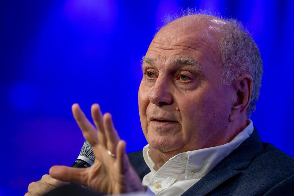 Nachbar verklagt Uli Hoeneß wegen zweier Bäumchen. (Archovfoto) Peter Kneffel/dpa