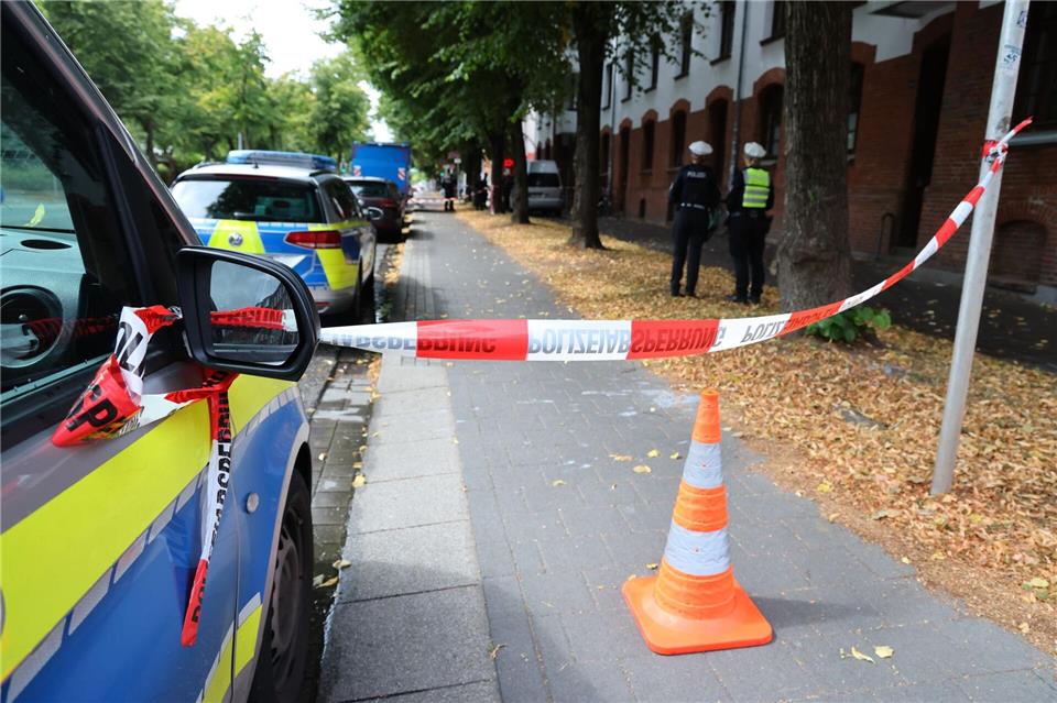Nachbarn hatten eine offene Wohnungstür bemerkt und die Polizei gerufen.Frank Molter/dpa