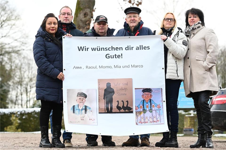 Nachbarn unterstützen Ludwig Smidt und forderten den Verbleib der Tiere im Dorf. Lars Penning/dpa