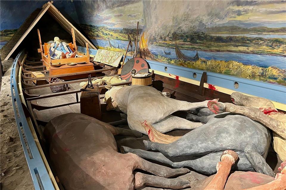 Nachbau vom Königsgrab in Ladby, wie es für das Begräbnis wohl hergerichtet war.Friederike Ostermeyer/dpa-tmn