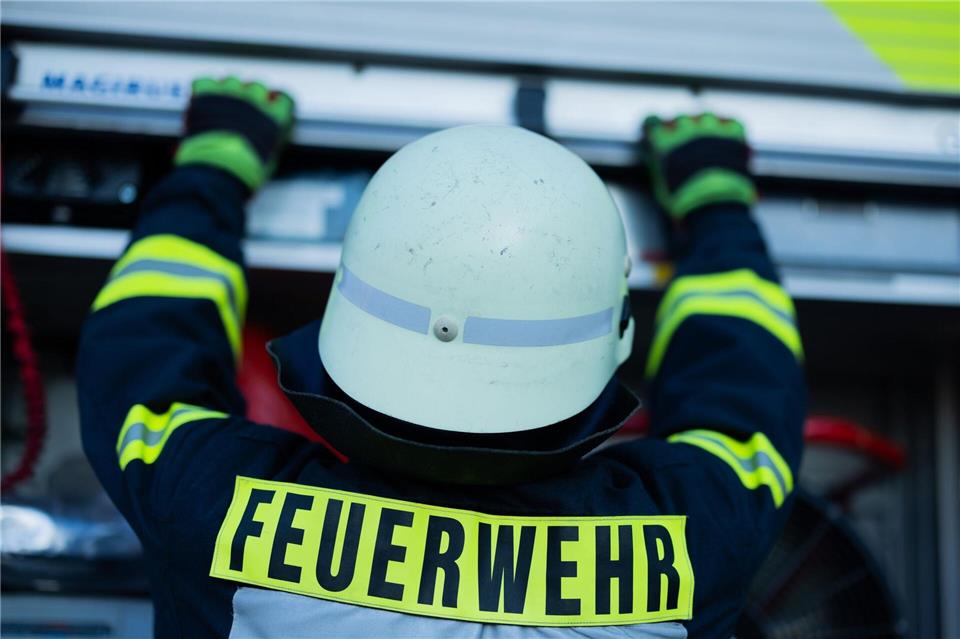 Nachdem Mitarbeiter eine unbekannte Flüssigkeit vor dem Rathaus entdeckt hatten, alarmierten sie die Feuerwehr. (Symbolbild)Rolf Vennenbernd/dpa