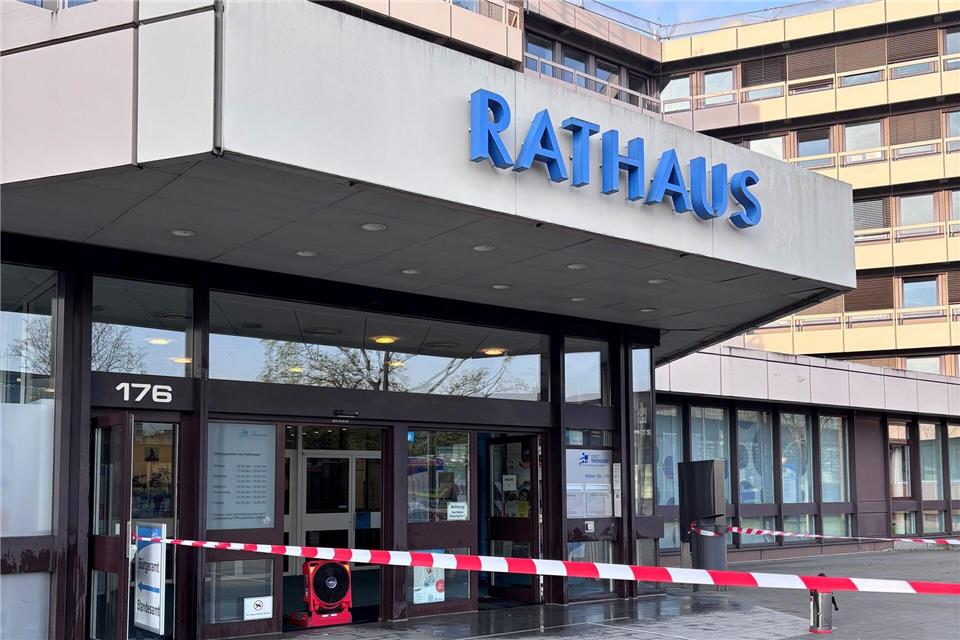 Nachdem Mitarbeiter eine unbekannte Flüssigkeit vor dem Rathaus entdeckt hatten, alarmierten sie die Feuerwehr. Christine Siefer/Stadt Troisdorf/dpa