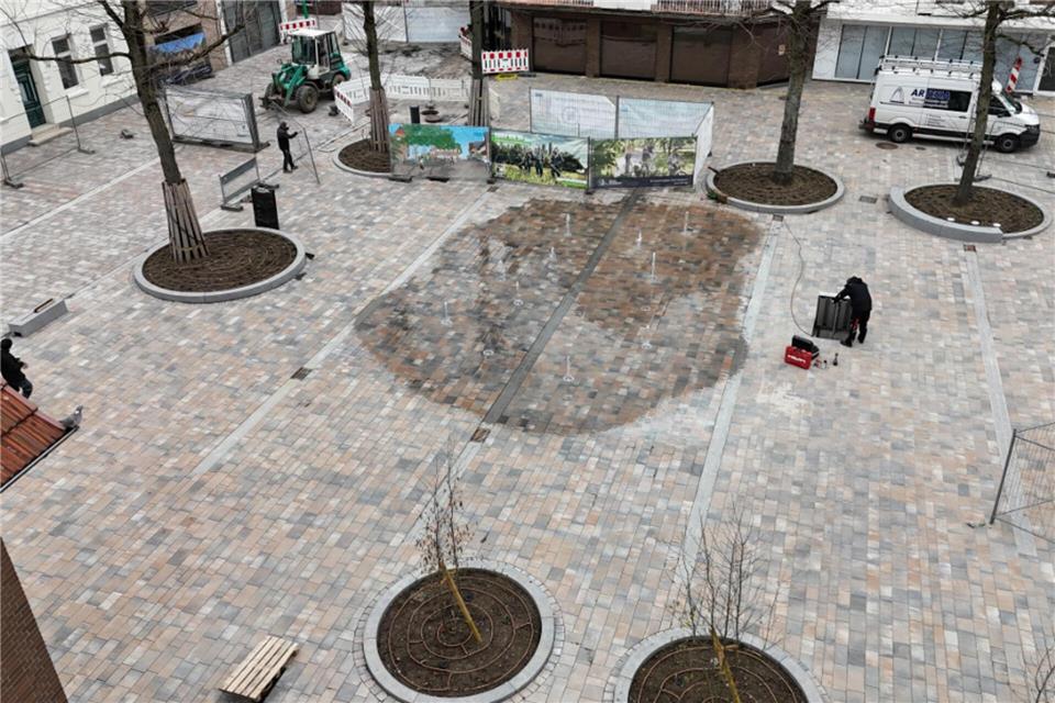 Nachdem das Fontänenfeld auf dem Burgplatz einen zweiten technischen Check bestanden hat, wird es an Ostersonntag und -montag erstmalig zwischen 11 und 17 Uhr eingeschaltet.