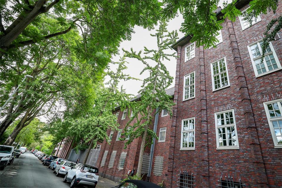 Nachdem der 35-Jährige auf das Dach der JVA klettern konnte, soll er auf einen Baum außerhalb des JVA-Geländes gesprungen und anschließend heruntergeklettert sein.Christoph Reichwein/dpa