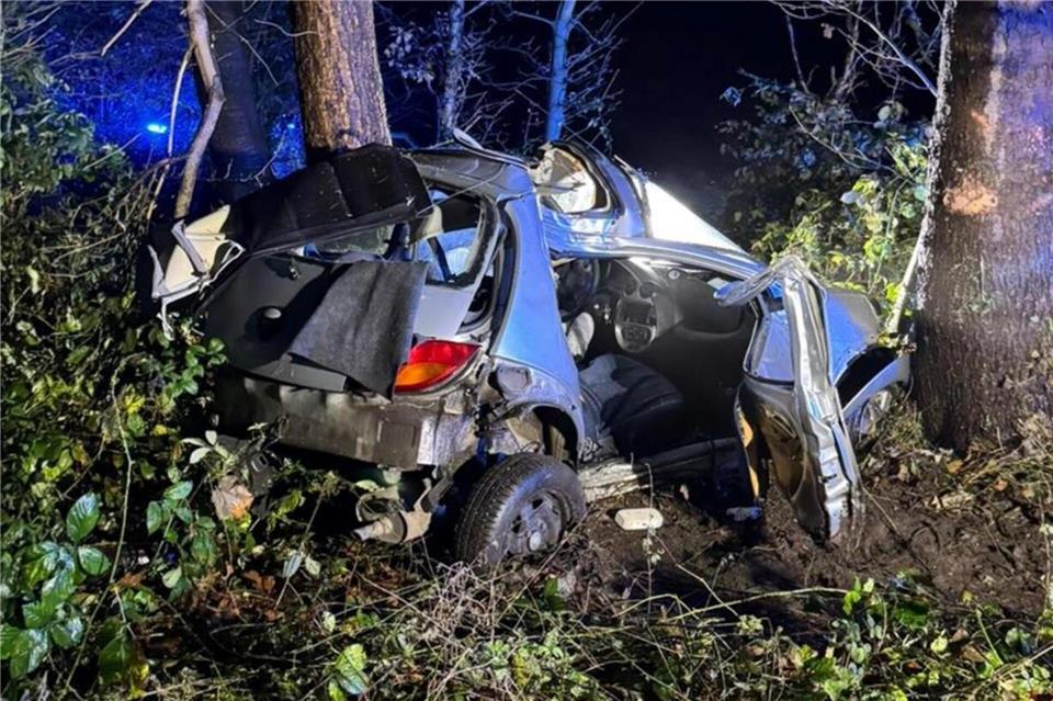 Nachdem der Fahrer (21) vor einer Polizeistreife geflüchtet war, prallte er vor einen Baum. Der Stadtlohner zog sich lebensgefährliche Verletzungen zu, denen er im Krankenhaus erlag.