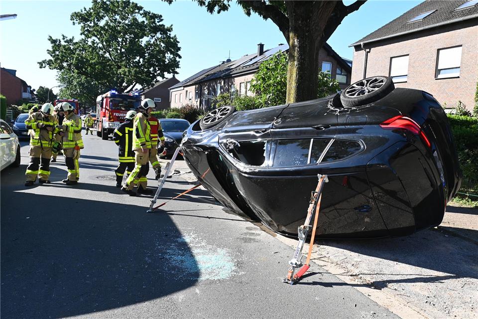 Nachdem der Fahrer die Kontrolle über sein Auto verlor, blieb es auf der Seite liegen.