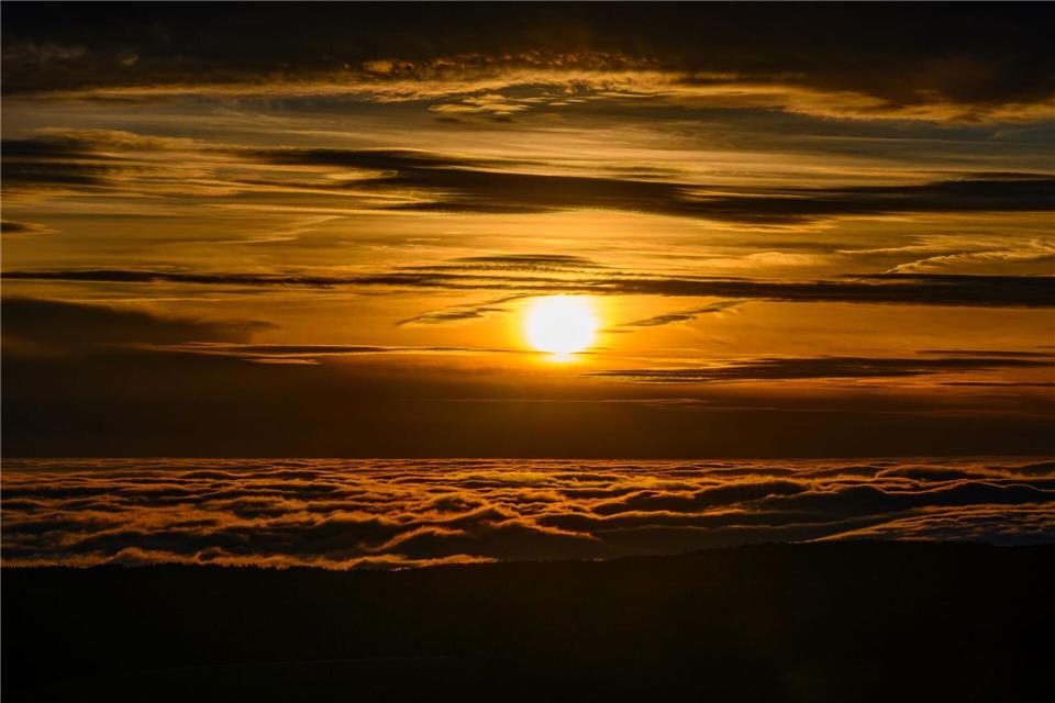 Nachdem der Regen abgezogen ist, zeigt sich gelegentlich die Sonne. (Symbolbild)Hendrik Schmidt/dpa