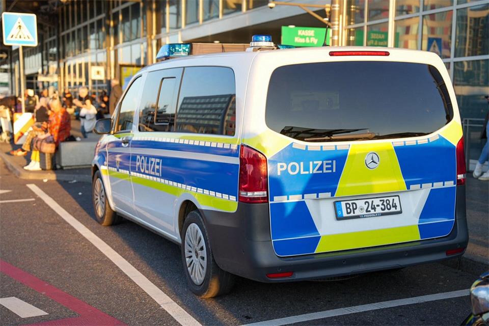 Nachdem der betroffene Bereich abgesucht wurde, habe eine Gefahrenlage ausgeschlossen werden können, hieß es von der Bundespolizei. Enrique Kaczor/dpa