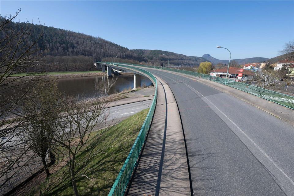 Nachdem die Elbbrücke in Bad Schandau monatelang geprüft wurde, stellt sich auch die angrenzende Gleisüberquerung als Sorgenkind heraus. (Archivbild)Sebastian Kahnert/dpa