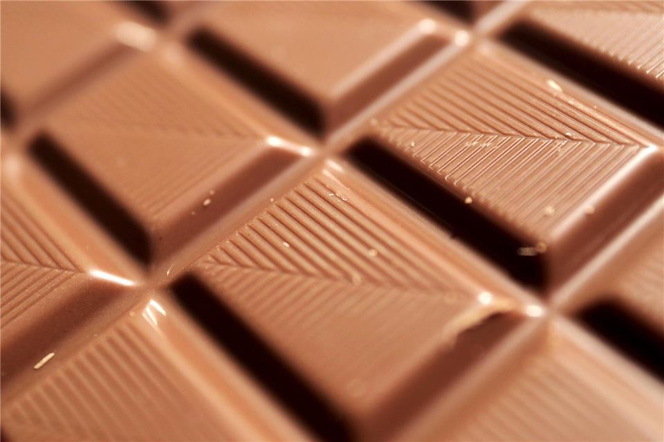 Nachdem die Polizei mehr als 100 Kilogramm Schokolade gefunden hat, ermitteln die Beamten zur Herkunft der Süßwaren. (Symbolbild)Oliver Berg/dpa