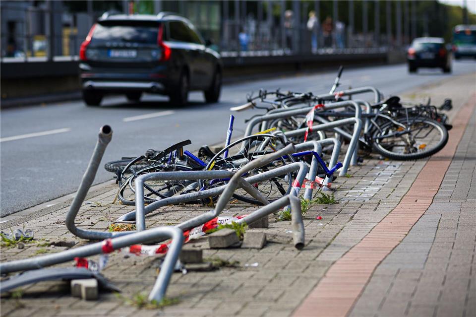 Auto kracht in 14 Fahrradständer und überschlägt sich Nachdem ein Autofahrer 14 Fahrradständer überfahren hat, überschlägt er sich mit seinem Wagen in Hannover.Moritz Frankenberg/dpa