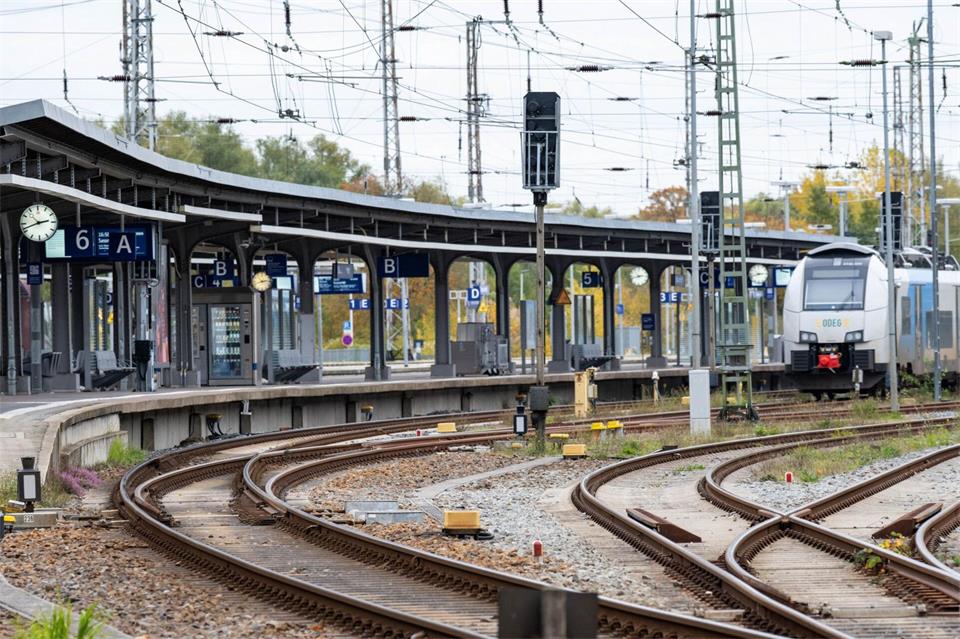 Nachdem ein Bagger eine Oberleitung beschädigt hatte, fuhr am Stralsunder Hauptbahnhof stundenlang kein Zug. Stefan Sauer/dpa