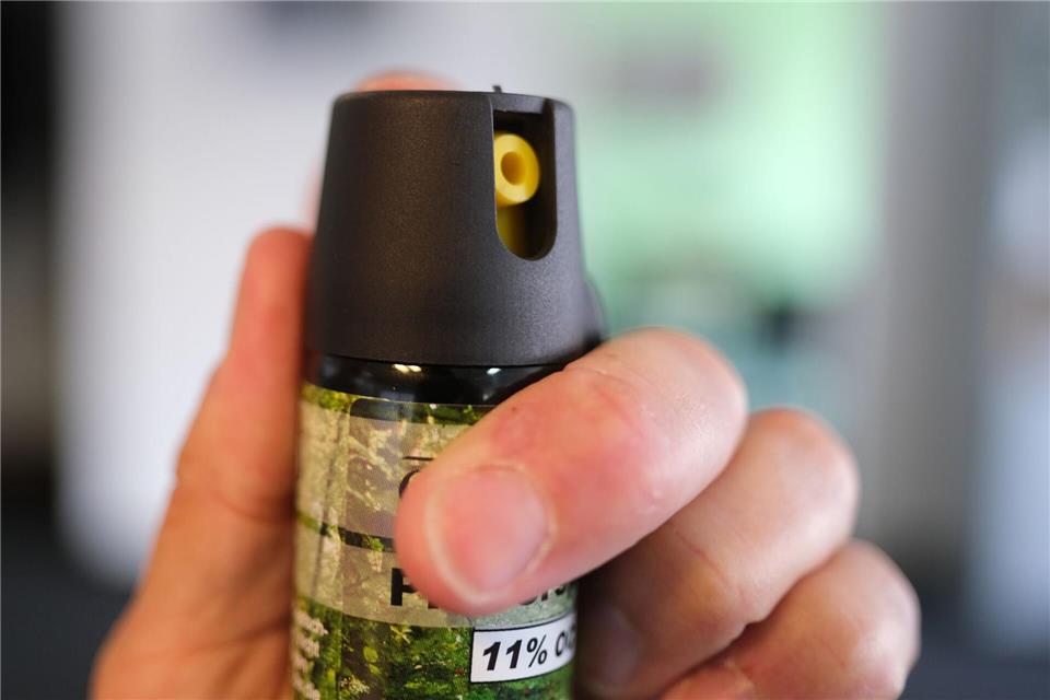 Nachdem ein Junge Pfefferspray in die Augen bekommen hatte, wurde er zur Untersuchung in ein Krankenhaus gebracht. (Symbolbild)Bernd Weißbrod/dpa