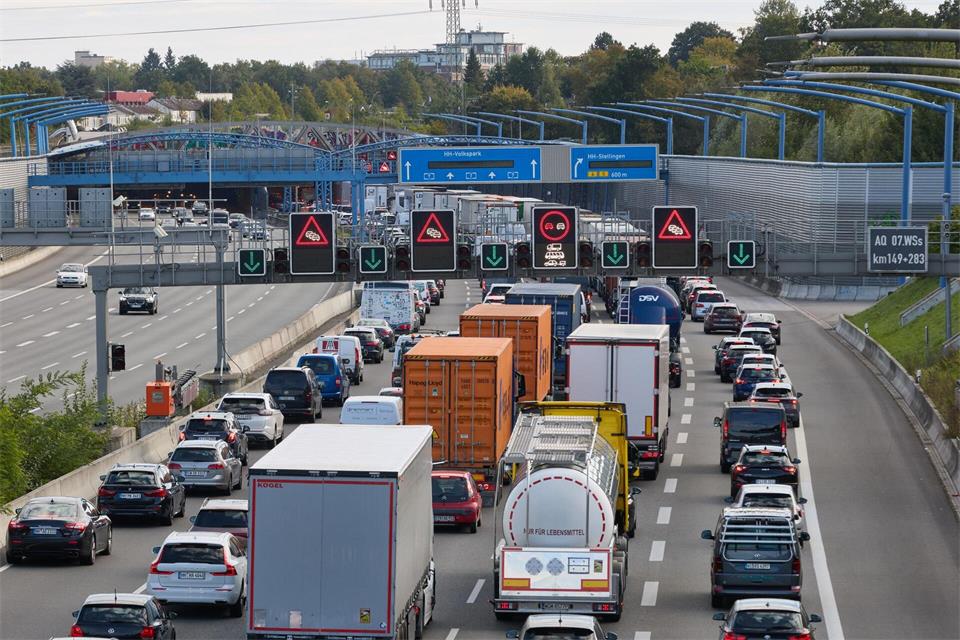 Nachdem ein Lkw auf der A7 in Hamburg Klärschlamm verloren hat, müssen Autofahrer mit Verzögerungen auf der Strecke rechnen. (Symbolbild)Georg Wendt/dpa