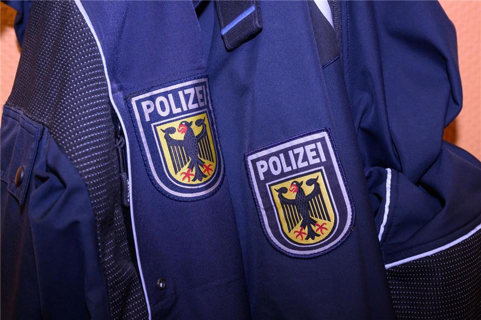 Nachdem ein Mann ohne Fahrkarte in einer Regionalbahn handgreiflich wurde, musste die Würzburger Bundespolizei eingreifen.Patrick Pleul/dpa