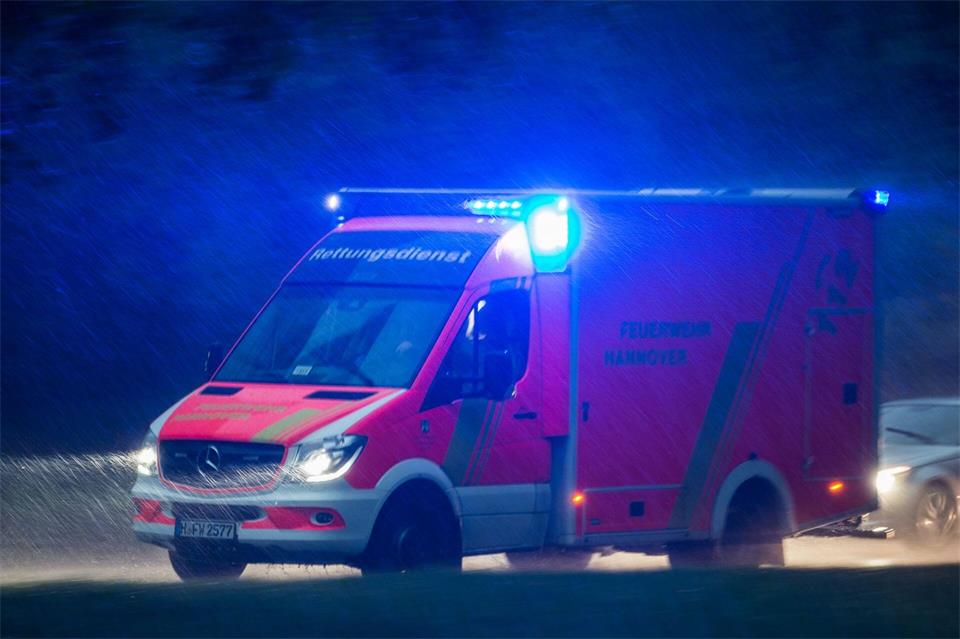 Nachdem ein Rettungshubschrauber nicht fliegen konnte, brachte ein Rettungswagen einen lebensgefährlich verletzten 19-Jährigen ins Krankenhaus. (Symbolbild)Silas Stein/dpa