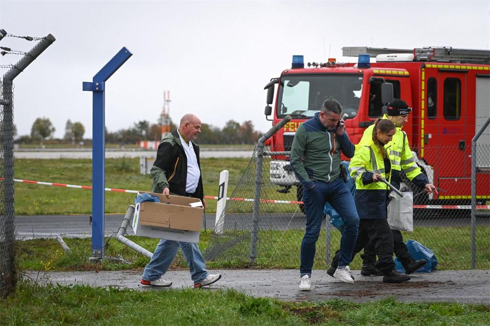 Nachdem ein Zaun am Flughafen Leipzig/Halle stark beschädigt wurde, ermittelt die Polizei in alle Richtungen.Heiko Rebsch/dpa