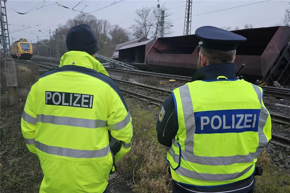 Nachdem ein Zug entgleist ist, bleibt die Bahnstrecke zwischen Hannover und Göttingen vorerst gesperrt. -/dpa