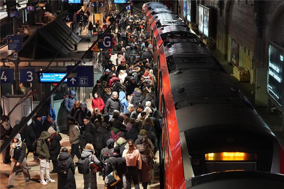 Nachdem eine Frau in das Gleisbett gefallen war, wurde der S-Bahn-Bahnsteig im Hamburger Hauptbahnhof am Donnerstagnachmittag gesperrt. (Symbolbild)Marcus Brandt/dpa