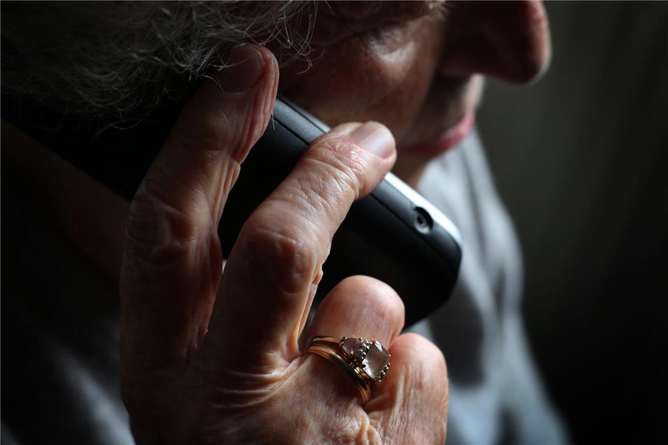 Nachdem er als Bandenmitglied alte Menschen mittels Schockanrufen betrogen hat, soll ein in Deutschland geborenen Ausländer das Land verlassen. (Symbolbild)Karl-Josef Hildenbrand/dpa