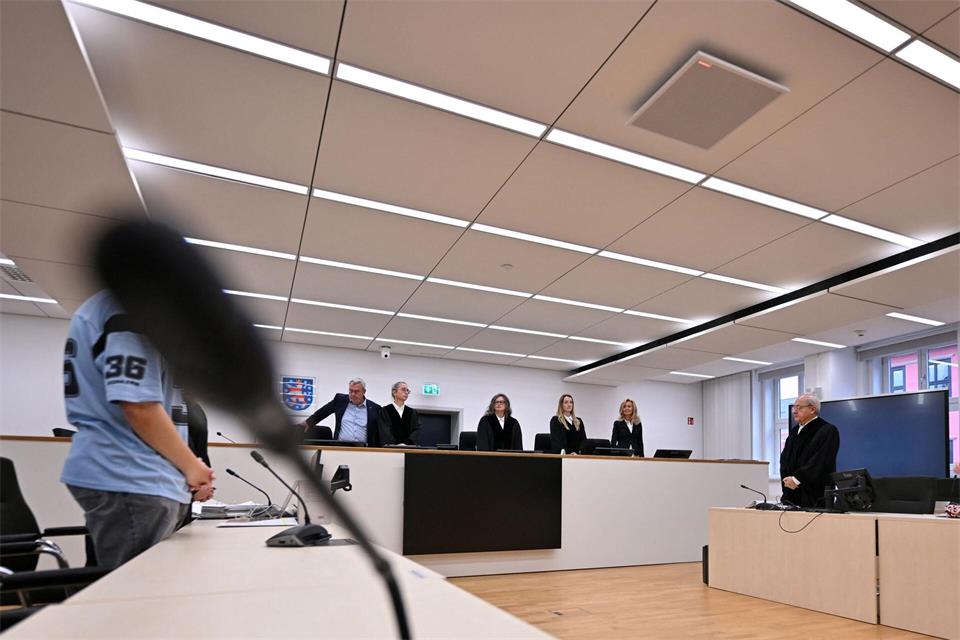 Nachdem er bereits wegen Totschlags an einer Pflegeheimbewohnerin verurteilt wurde, beteuert der junge Mann am Landgericht Erfurt seine Unschuld. Martin Schutt/dpa
