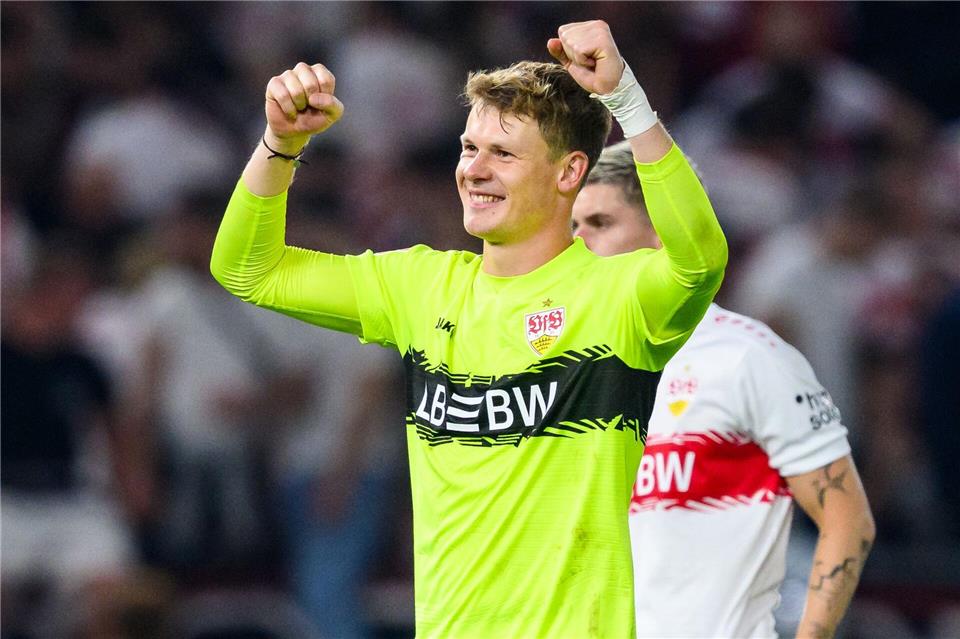 Nachdem er in der vergangenen Woche über das 2:0 gegen den FC St. Pauli jubeln durfte, freute sich Alexander Nübel nun über den Erfolg in der Europa League.Tom Weller/dpa