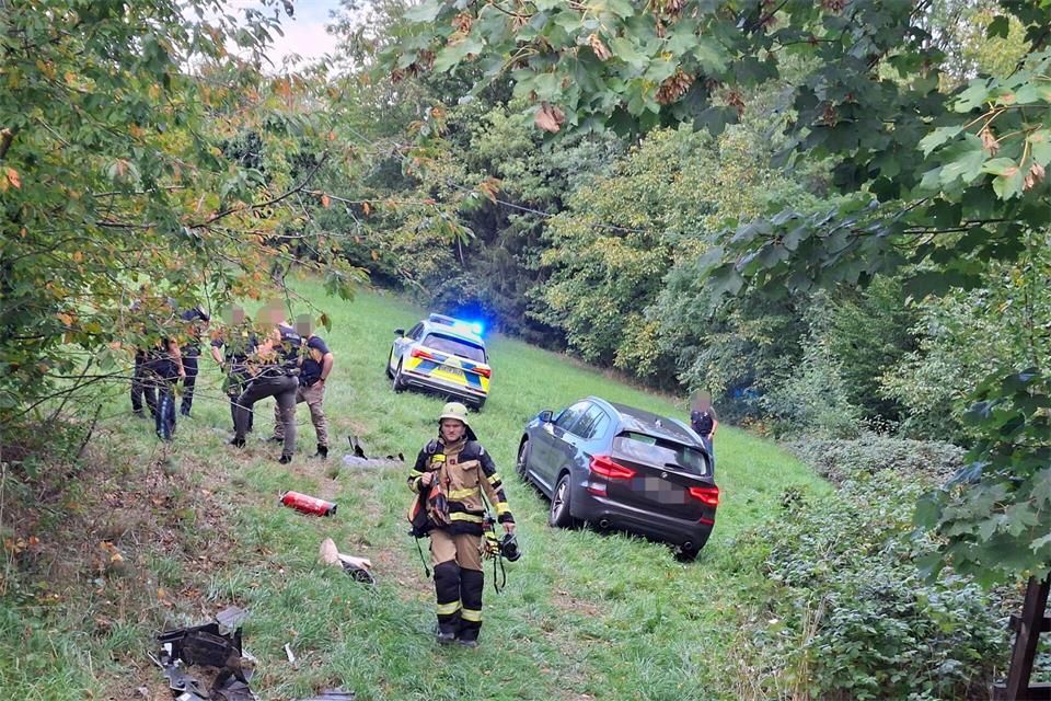 Nachdem er von der Straße abgekommen war, nahmen die Polizisten den Jugendlichen fest.Helmuth Riedl/Zema Medien/dpa