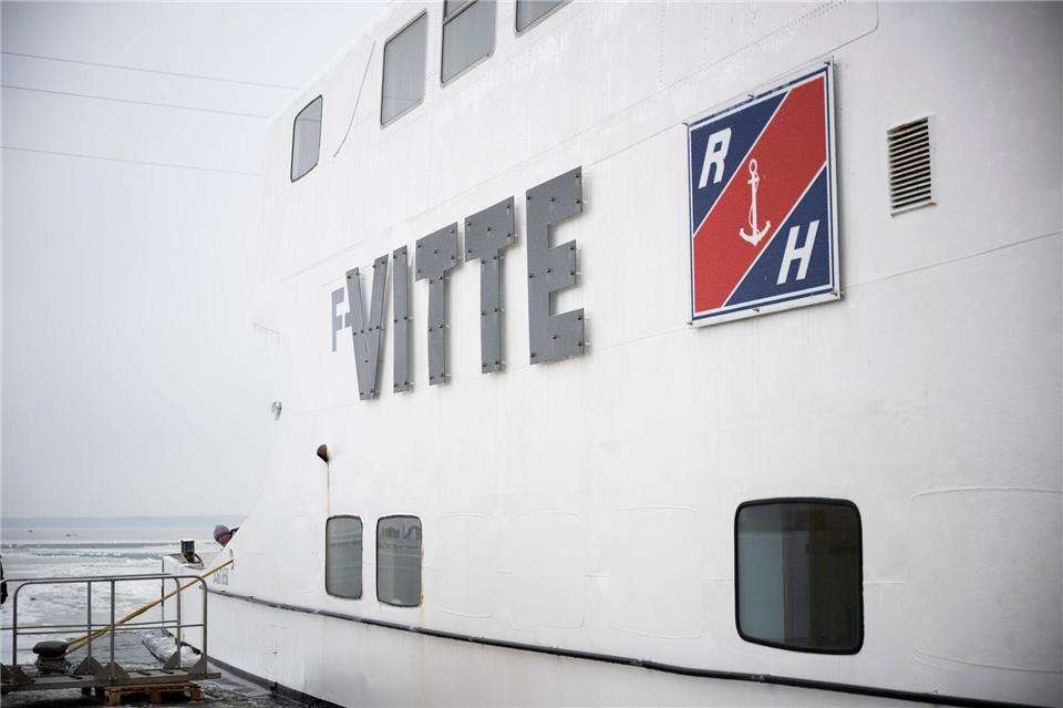 Nachdem erst am vergangenen Samstag der Fährverkehr wieder aufgenommen wurde, ist der Betrieb seit Montag wieder ausgesetzt. (Archivbild)Philip Dulian/dpa