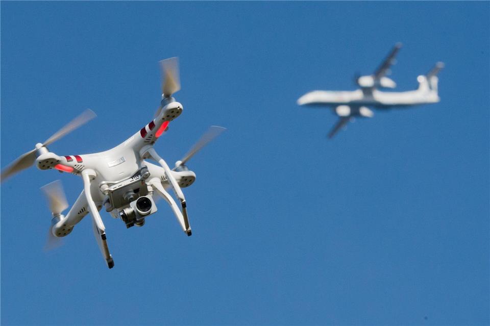 Nachdem es europaweit mehr Drohnensichtungen in Bereichen der kritischen Infrastruktur gegeben hat, reagiert Bayern mit einer Novelle des Polizeiaufgabengesetzes. (Symbolbild)Julian Stratenschulte/dpa