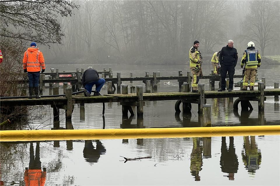 Nachdem gemeldet wurde, das Öl auf den Pröbstingsee gelangt ist, waren Feuerwehr, DLRG und Mitarbeiter einer Spezialfirma im Einsatz.