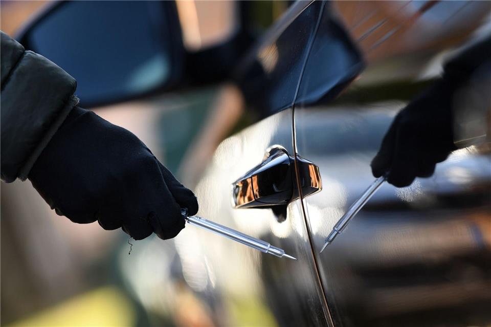 Nachdem in Hannover rund 500 Autos zerkratzt wurden, hat die Polizei einen Verdächtigen ermittelt, der für einen Teil der Beschädigungen verantwortlich sein soll. (Symbolbild)Angelika Warmuth/dpa
