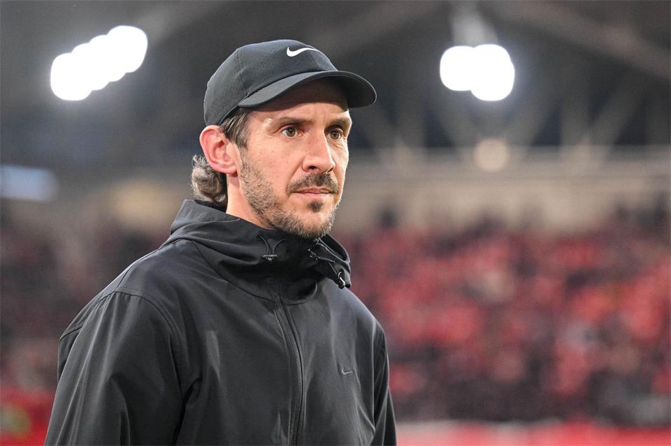 Nachdenklich: Freiburgs Trainer Julian Schuster.Harry Langer/dpa