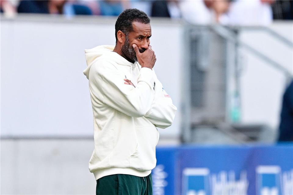 Nachdenkliche frühem Platzverweise für Werder: Trainer Daniel Thioune.   Uwe Anspach/dpa