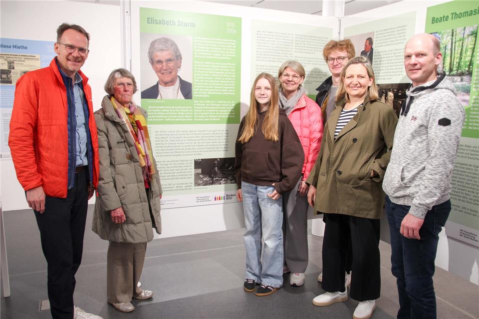 Nachfahren von Elisabeth Storm waren aus München, Bösensell und Recklinghausen angereist (v.li.) Alexander Schulze Zumkley, Enkel, aus München, Mathilde Storm, Tochter, aus Recklinghausen, Ida Schulze Zumkley, Urenkelin, aus München, Anne Schulting, Enkelin, aus Bösensell, Gero Schulze Zumkley, Urenkel, aus München, Elke Schulze Zumkley, Schwieger-Enkelin, aus München, Benedikt Schulze Zumkley, Enkel, aus Bösensell.