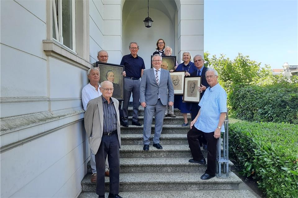 Nachkommen der damaligen Webereibesitzer Becker waren zu Besuch in Raesfeld (v. l.): Prof. Dr. Wilhelm Klüsche, Norbert Klüsche, Dr. Florian Böllhoff, Erster Beigeordneter Markus Büsken, Bürgermeister Martin Tesing, Adelheid Böllhoff, Thomas Klüsche, Christa Becker, Dr. Franz Johann Becker und Pater Daniel Klüsche OSB.