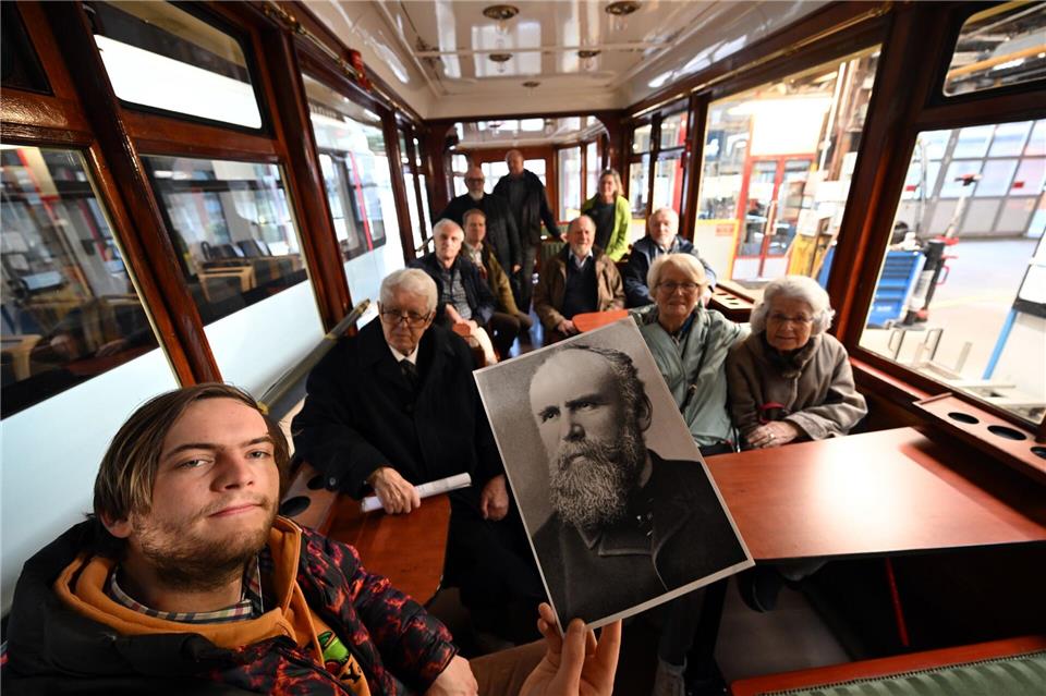 Nachkommen und Verwandte des Schwebebahn-Erfinders Eugen Langen sitzen im sogenannten Kaiserwagen der Schwebebahn. Etliche Familienmitglieder nutzen die Schwebebahn noch heute. Am 1. März 1901 ging in Wuppertal die Schwebebahn in Betrieb. (Archivbild)Federico Gambarini/dpa