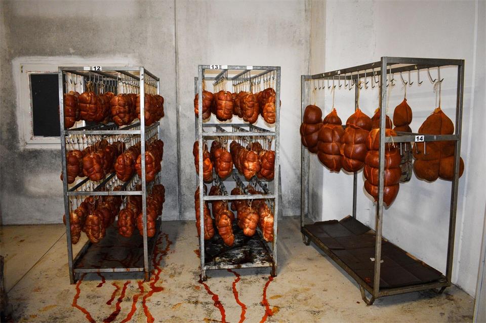 Nachschub an scharfer Streichwurst ist gesichert: Handgemachte Nduja im Naturdarm hängen in Spilinga im Lager der Wurstfabrik von Francesco Fiamingo.Ute Müller/dpa-tmn