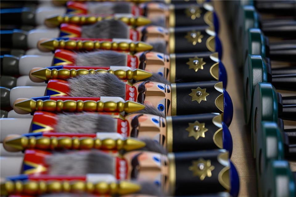 Nachschub fürs Fest: Fertig produzierte Nussknacker liegen in der Schauwerkstatt der Seiffener Volkskunst eG.Hendrik Schmidt/dpa