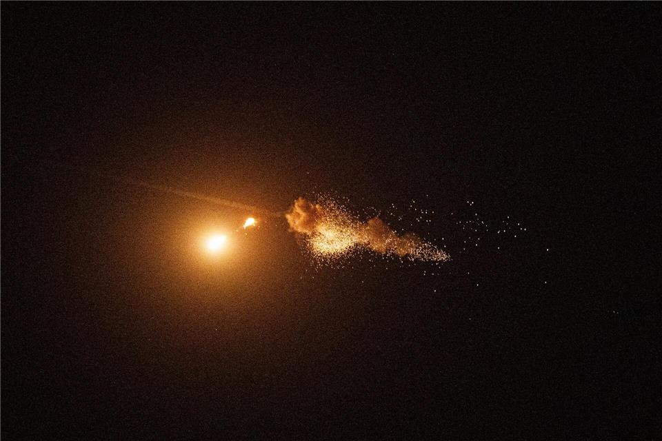 Nacht für Nacht muss die ukrainische Flugabwehr russische Drohnen bekämpfen. (Archivbild)Evgeniy Maloletka/AP/dpa