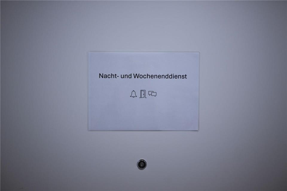 „Nacht- und Wochenenddienst“ steht im 9. Frauen- und Kinderschutzhaus auf einem Zettel.Sebastian Christoph Gollnow/dpa