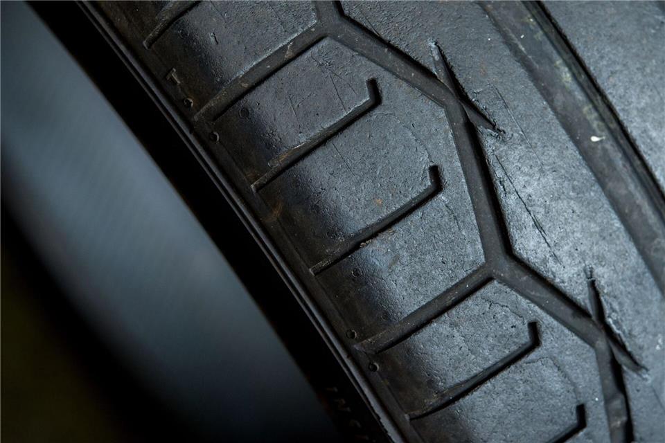 Nachts haben Unbekannte in Bremen die Reifen von mehr als 80 Fahrzeugen zerstochen. (Symbolbild)Hauke-Christian Dittrich/dpa