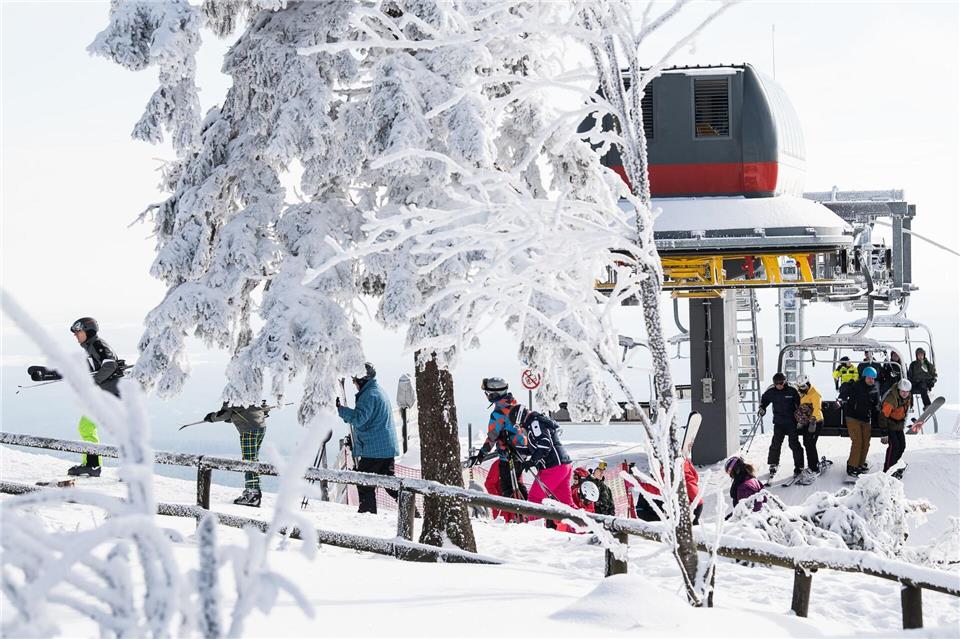 Nadelöhr mit Sturzrisiko: Am Ausstieg vom Sessellift kann es eng zugehen. Swen Pförtner/dpa/dpa-tmn