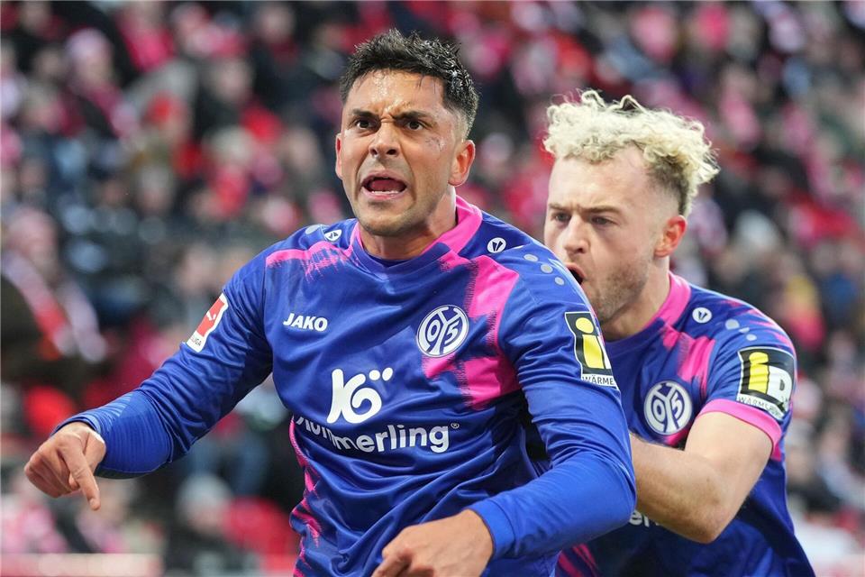 Nadiem Amiri (l.) und Benedict Hollerbach (r.) bejubeln den Mainzer Führungstreffer. Soeren Stache/dpa