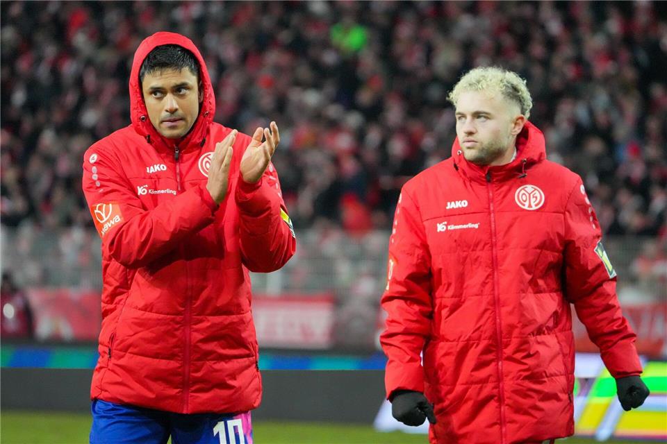 Nadiem Amiri (l.) und Benedict Hollerbach (r.) trafen für Mainz in Berlin. Soeren Stache/dpa
