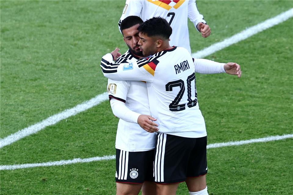Nadiem Amiri (r) bereitete den Ausgleich von Deniz Undav (l) vor. Christian Charisius/dpa