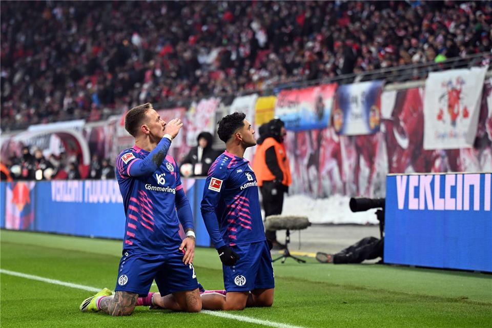 Nadiem Amiri (r) und Phillip Tietz feiern sich für den Ausgleich.Jennifer Brückner/dpa