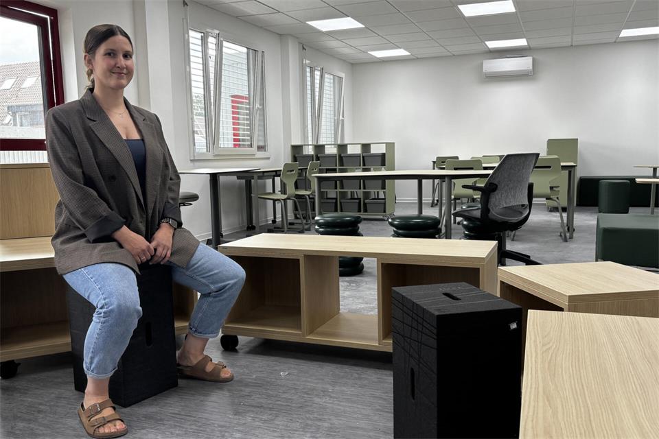 Nadine Schumacher in einem der Klassenräume in den neuen Containern, die nach dem Churer Modell gestaltet wurden. Die Didaktische Leiterin sitzt auf einem X-Brick.