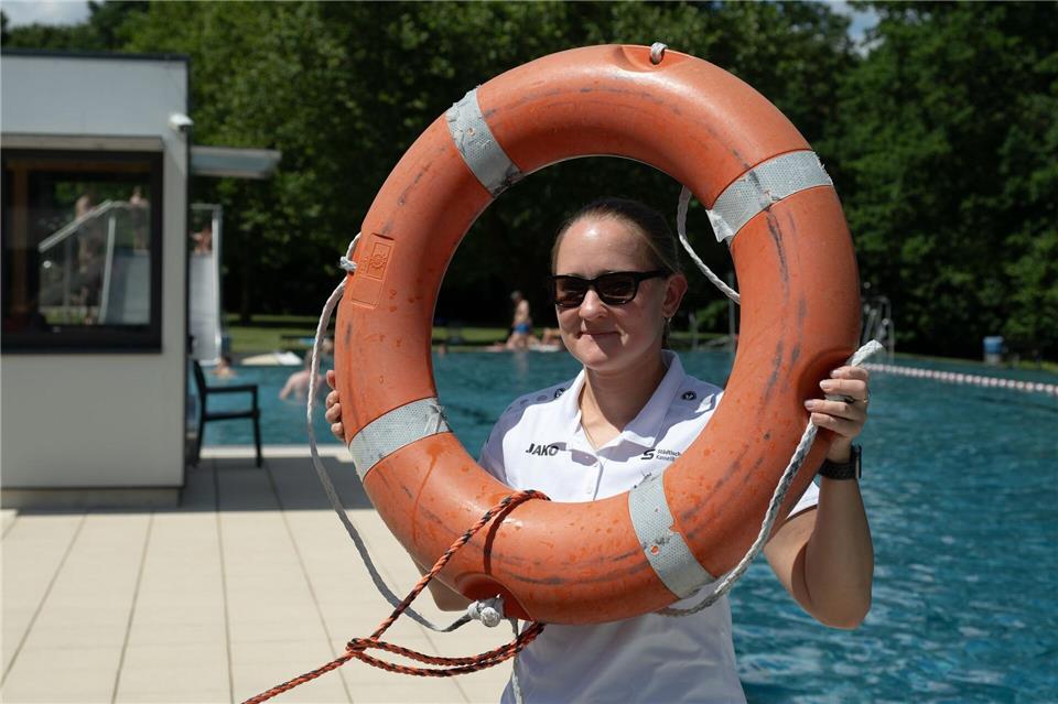 Nadine Tuschinsky sorgt im Freibad Wilhelmshöhe für Sicherheit und behält auch bei Hitze einen kühlen Kopf.Swen Pförtner/dpa